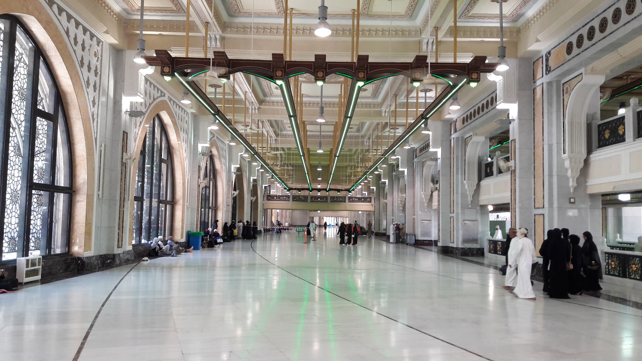 Le couloir du Mas'a à l'intérieur du Masjid Al-Haram, avec la zone d'accélération signalée par les néons verts